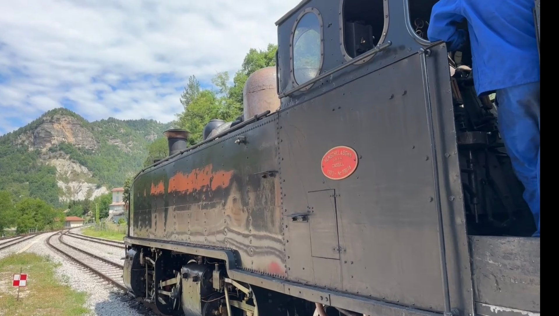 La locomotive et la plaque Henschel & Sohn, Cassel, 1923, devant les montagnes