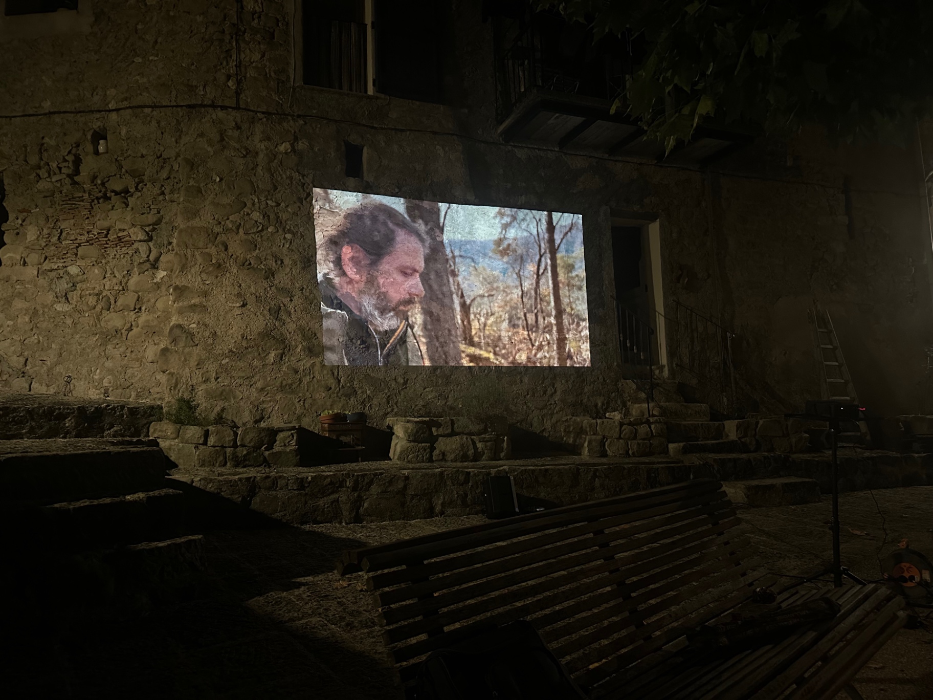 Plan du colporteur regardant vers le bas, projeté à la tombée de la nuit.