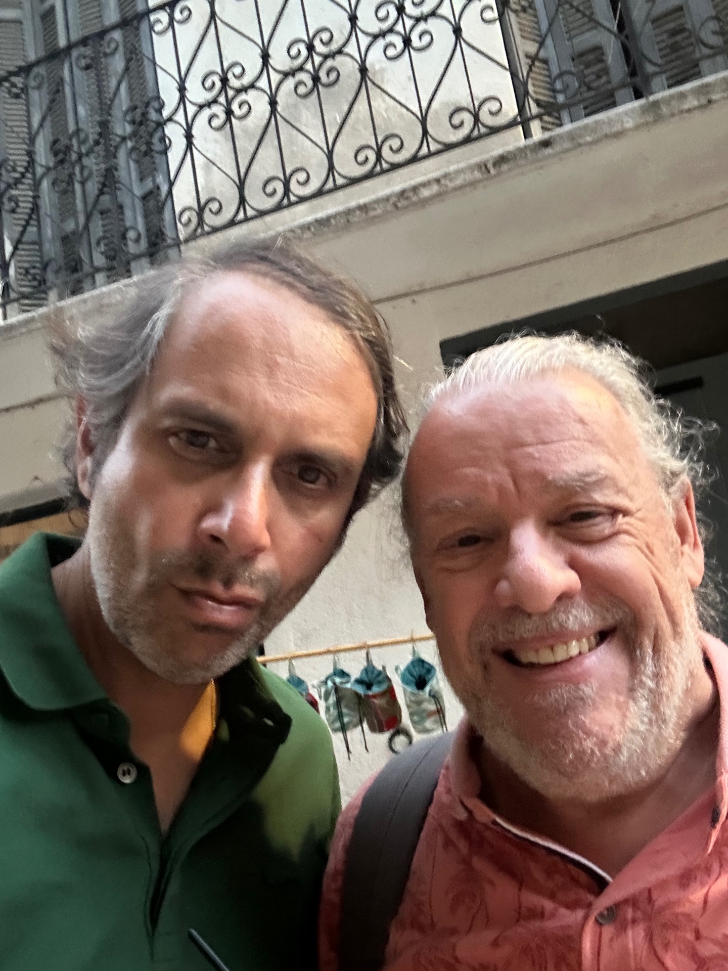 François Anto avec un spectateur dans les rues d'Annot le soir de l'avant-première.