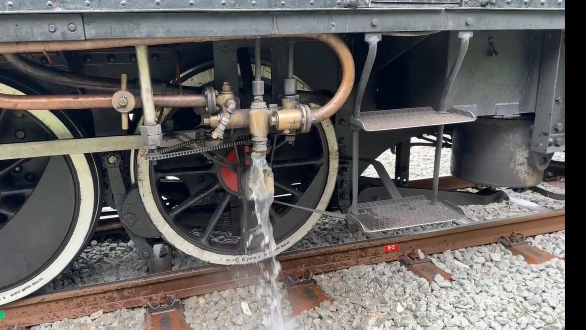 Détail des roues, bielles et purgeurs de la locomotive à vapeur