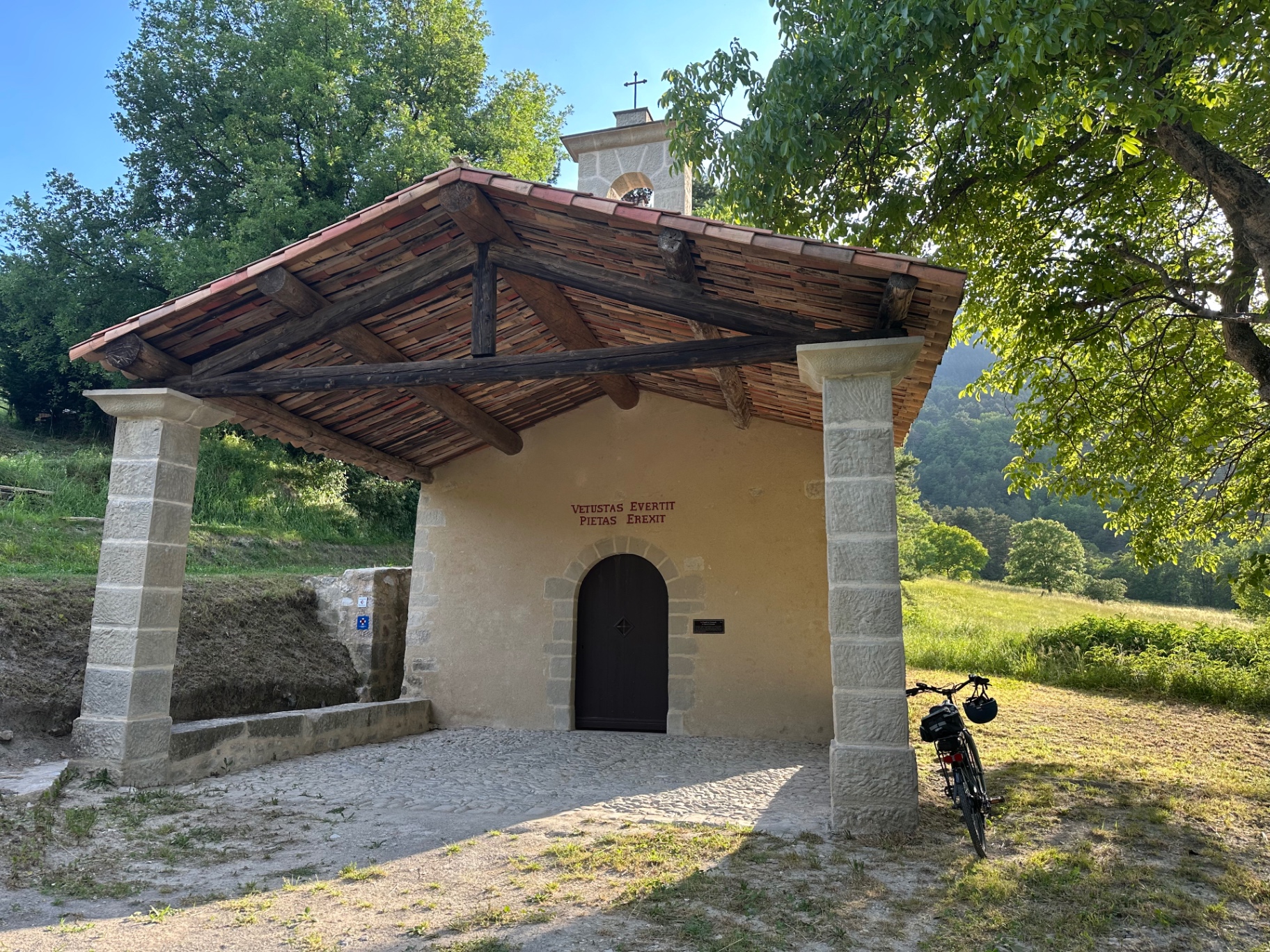 La chapelle de Vérimande à Annot, précédée de son auvent de bois porté par deux piliers de pierre, avec son clocheton