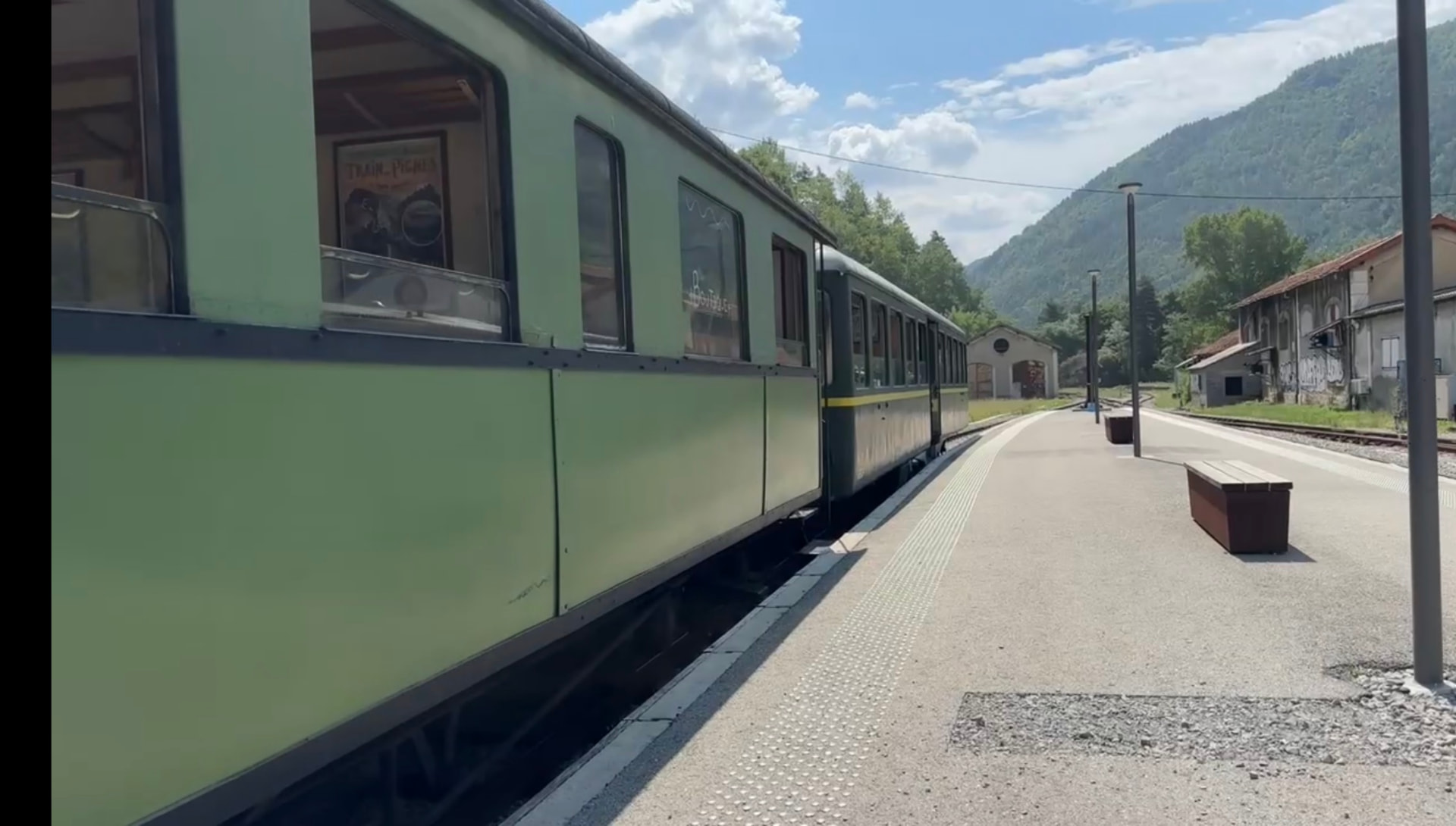 Les voitures historiques vertes du Train des Pignes à quai en gare