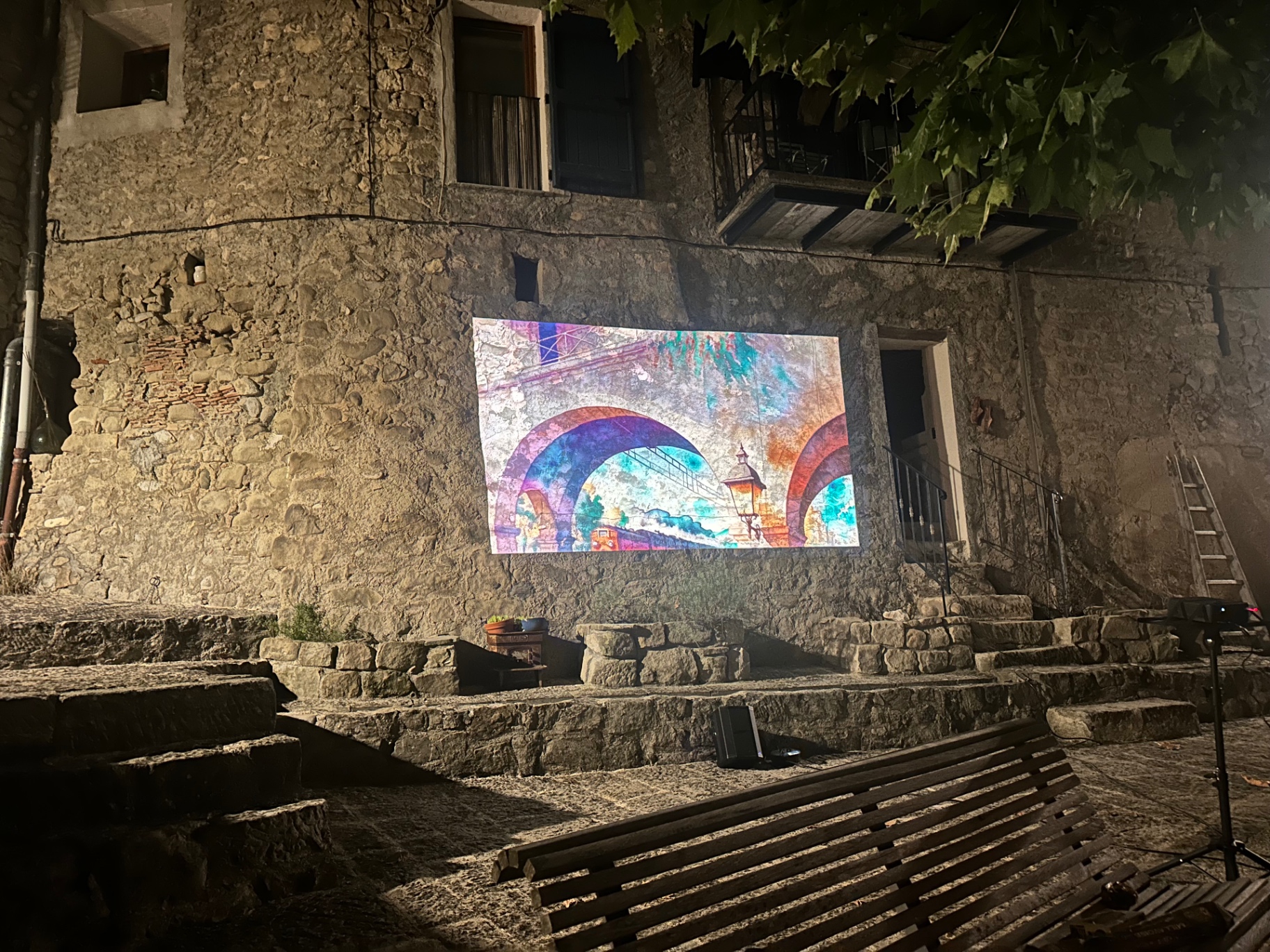 Image colorée du viaduc et du Train des Pignes projetée sur le mur.