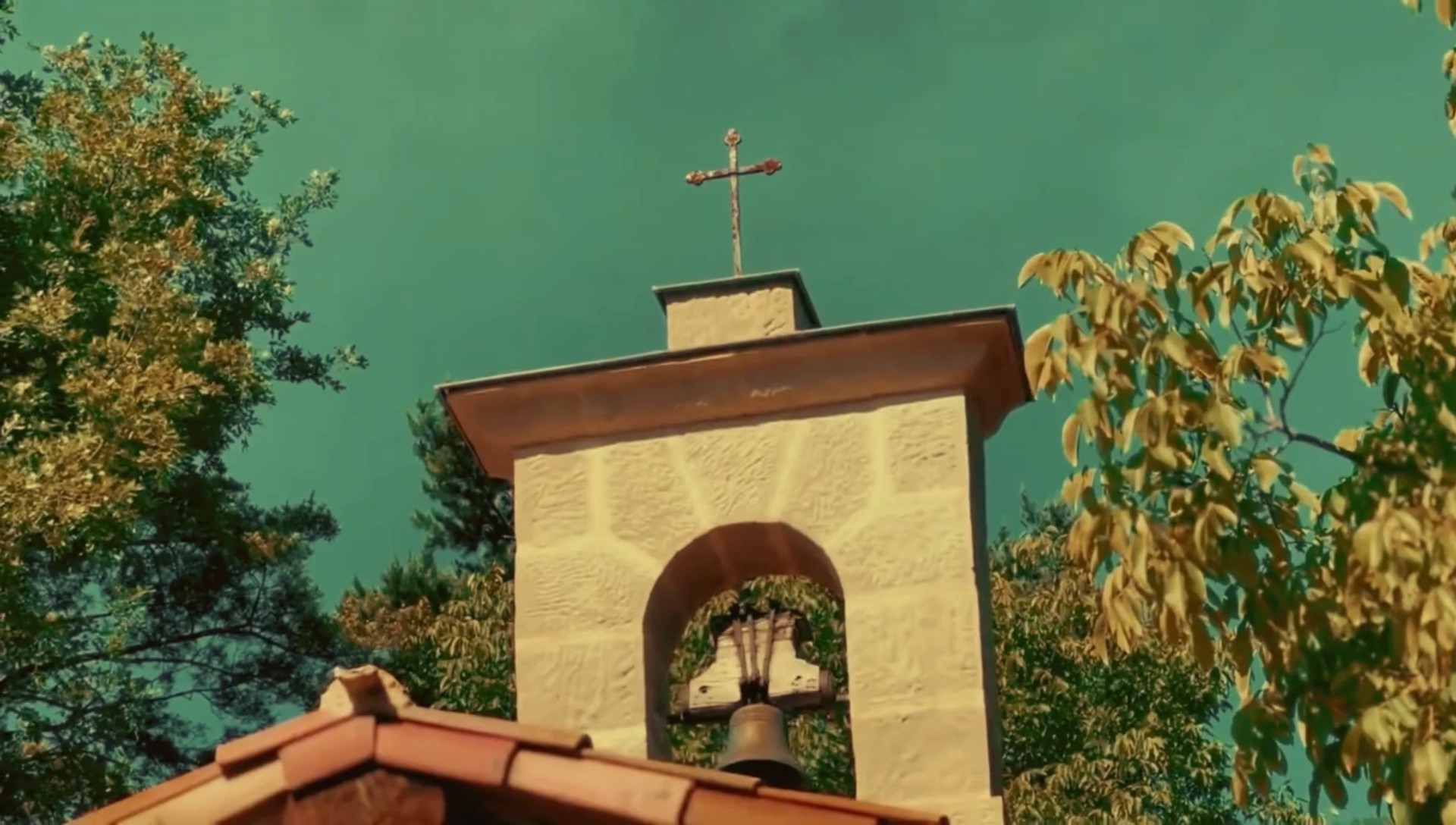Le clocheton de la chapelle de Vérimande surmonté d'une croix de fer