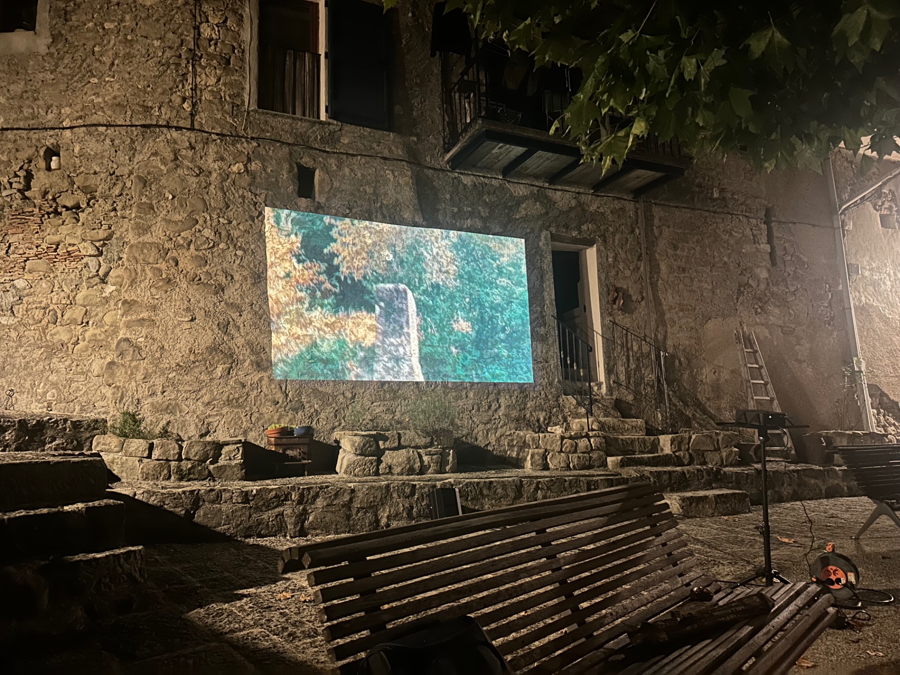 Vue aérienne d'une rivière turquoise projetée sur la façade.
