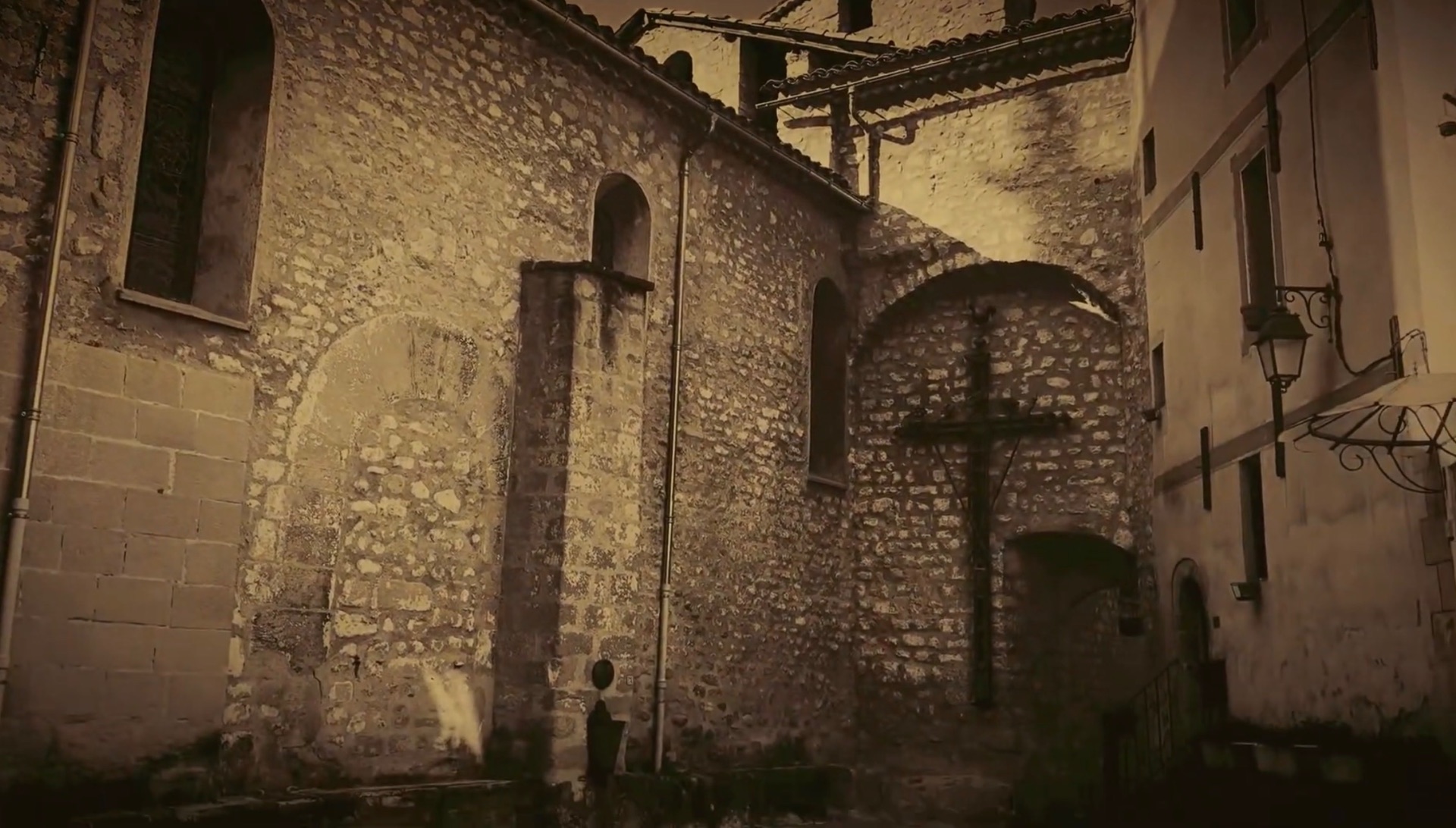 La croix de mission au chevet de l'église