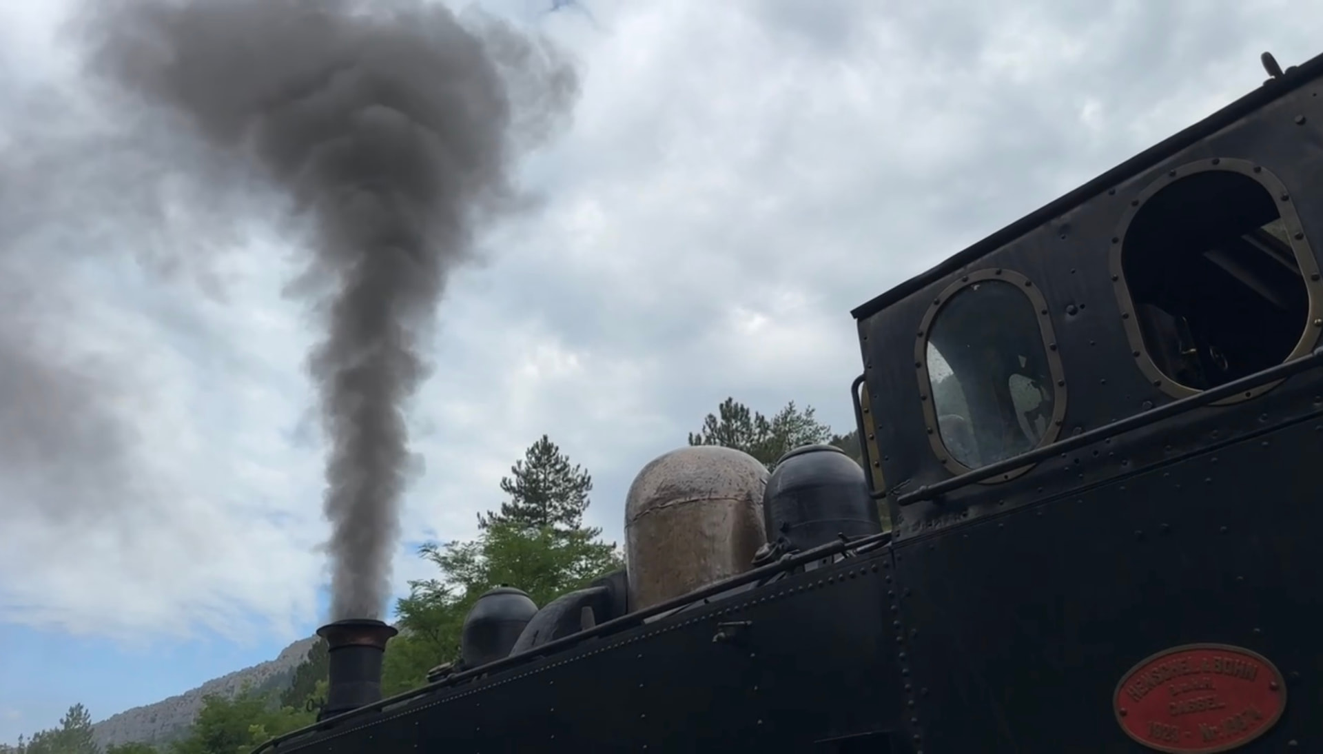 Le panache de fumée de la locomotive s'élevant dans le ciel de Provence