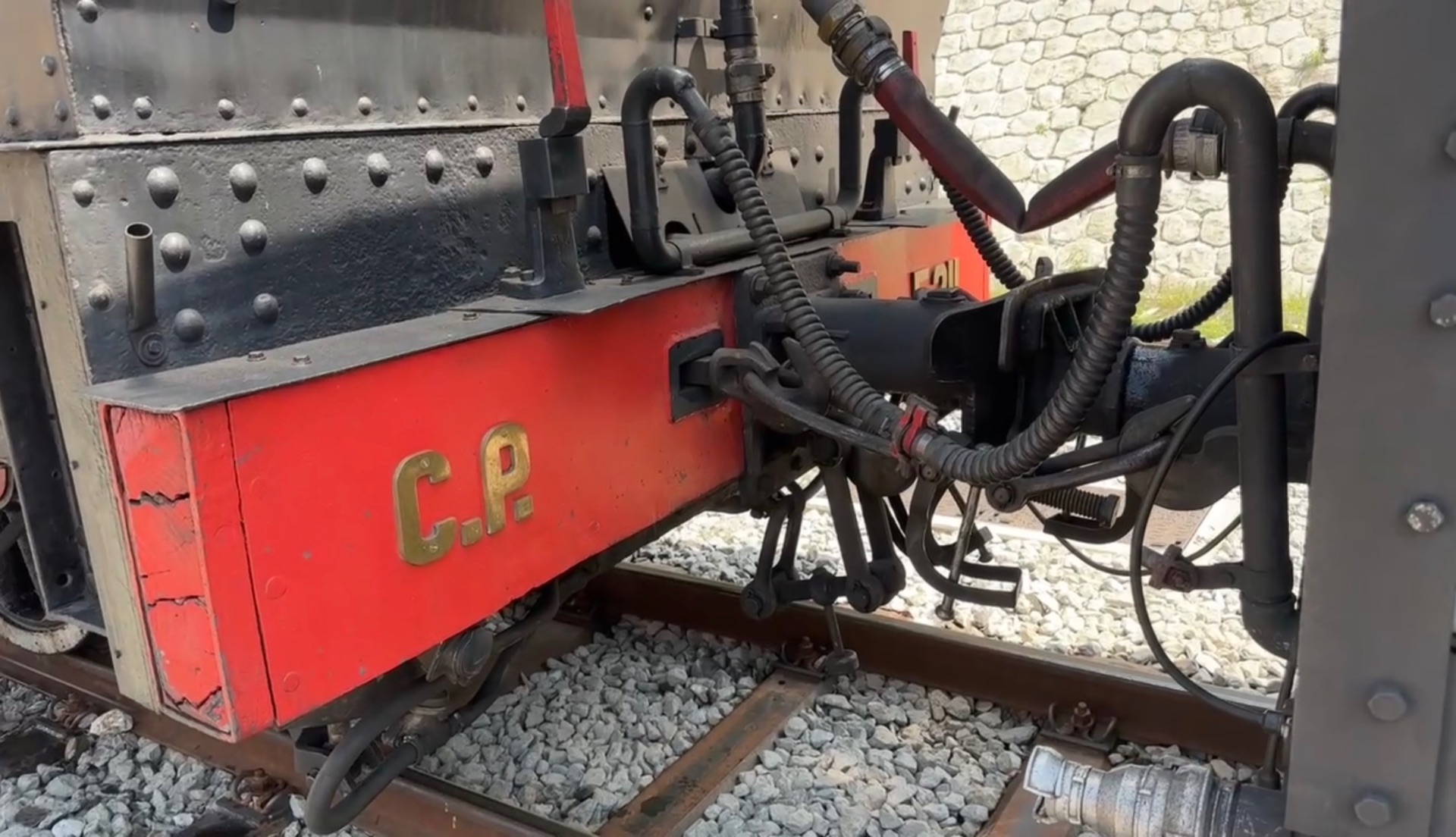 Détail d'une locomotive du Train des Pignes portant le sigle C.P.