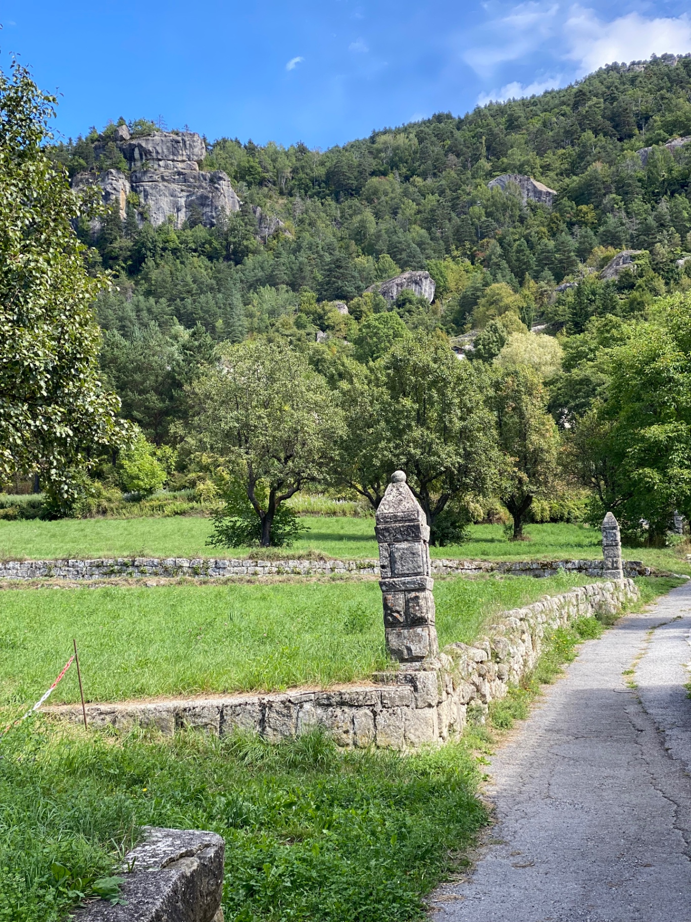 Deux oratoires de pierre alignés le long du chemin bordé de murets, au pied des grès d'Annot