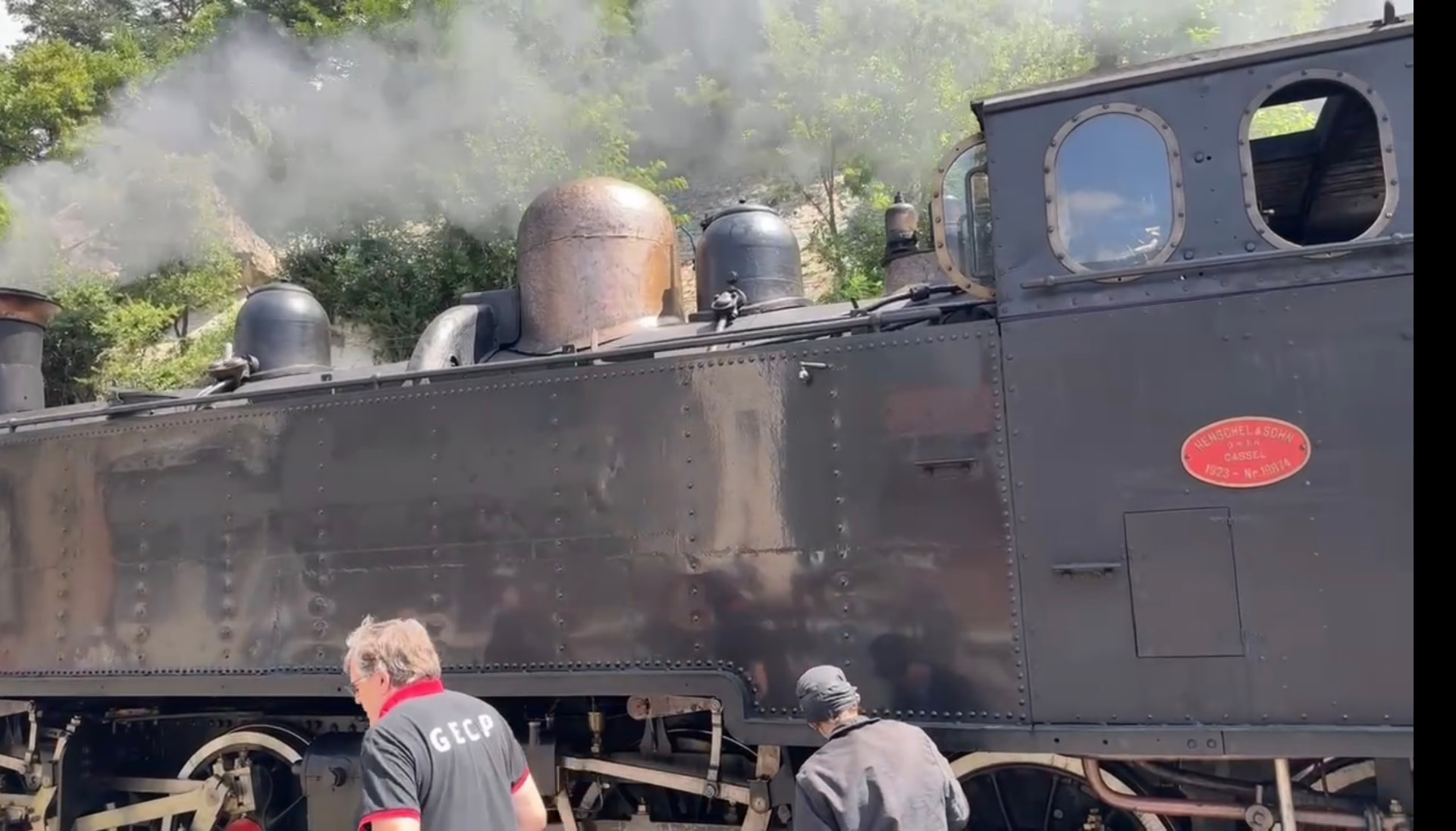 Des bénévoles du GECP préparant la locomotive à vapeur avant le départ
